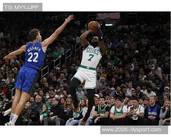 杰伦布朗首节表现抢眼8投5中贡献12分2篮板3助攻助力球队连连得分